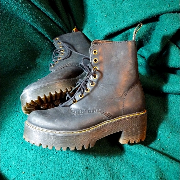 Dr. Martens Shriver Hi - sz 7 - Picture 1 of 4